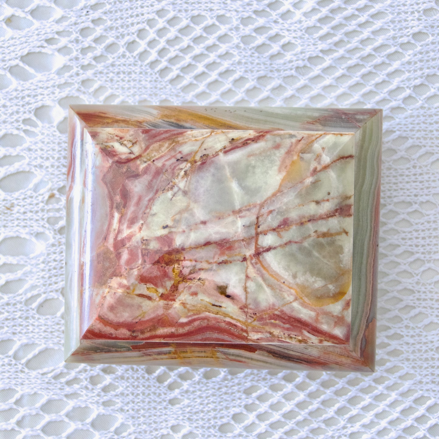 Coffret à bijoux en marbre onyx, velours et pattes de lion dorées