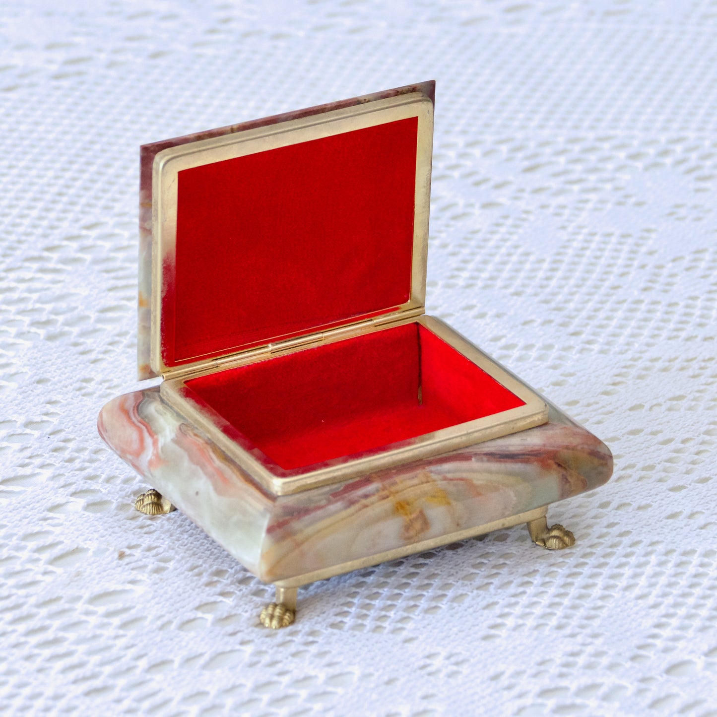 Coffret à bijoux en marbre onyx, velours et pattes de lion dorées