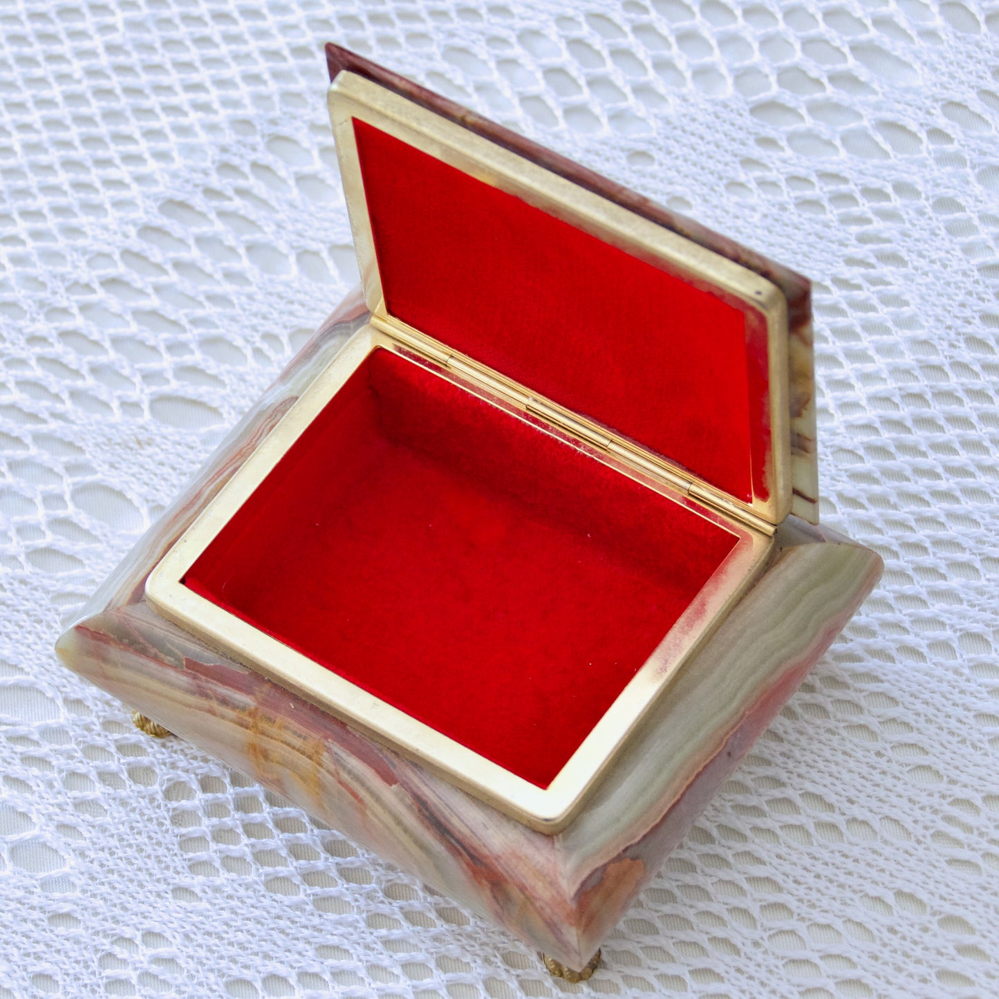 Coffret à bijoux en marbre onyx, velours et pattes de lion dorées