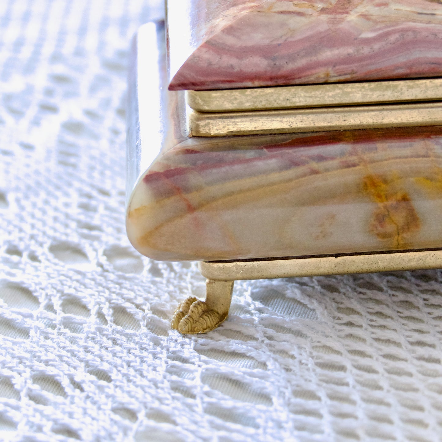 Coffret à bijoux en marbre onyx, velours et pattes de lion dorées