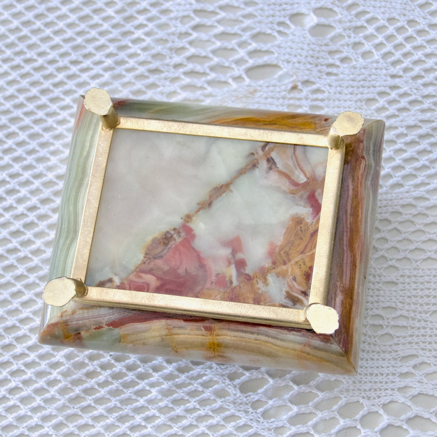 Coffret à bijoux en marbre onyx, velours et pattes de lion dorées