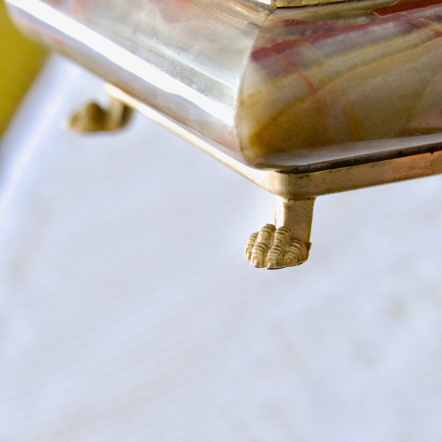 Petit coffret à bijoux en marbre onyx, velours et pattes de lion dorées