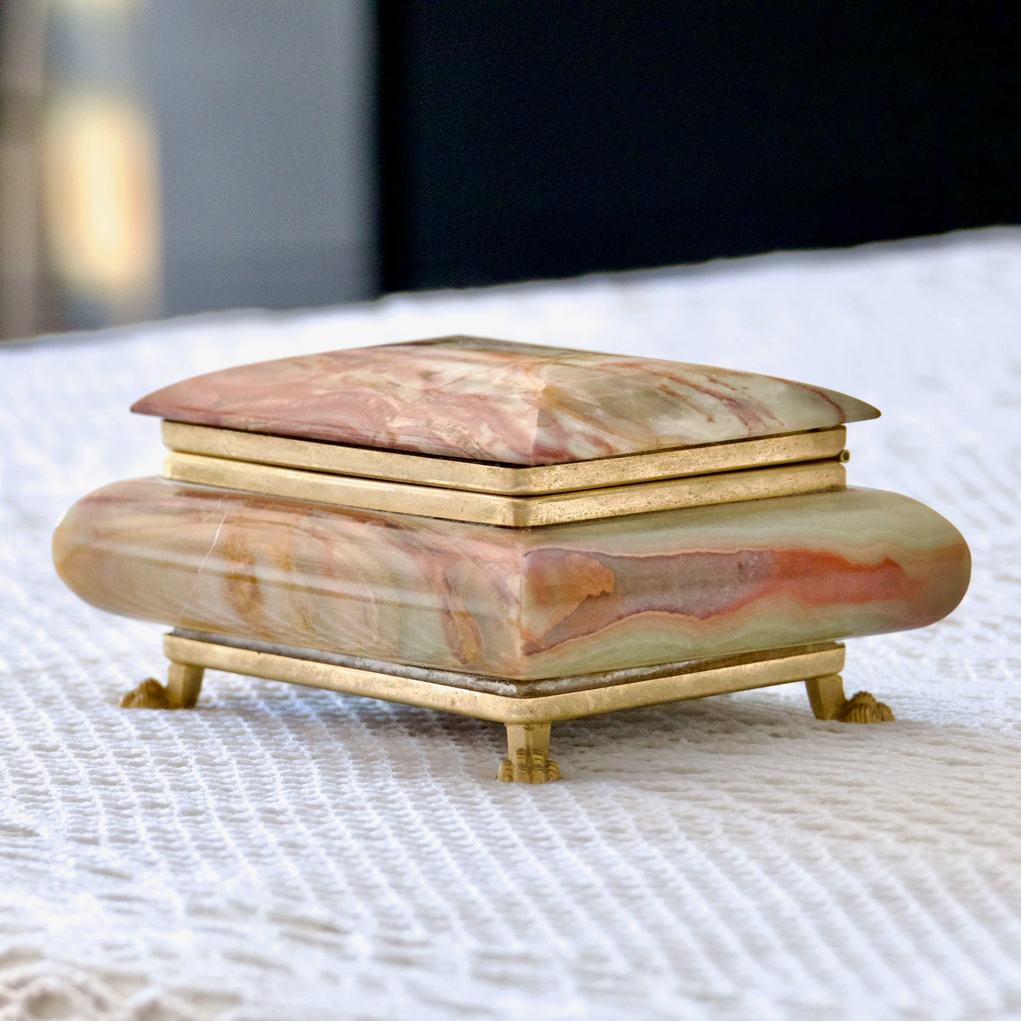 Coffret à bijoux en marbre onyx, velours et pattes de lion dorées