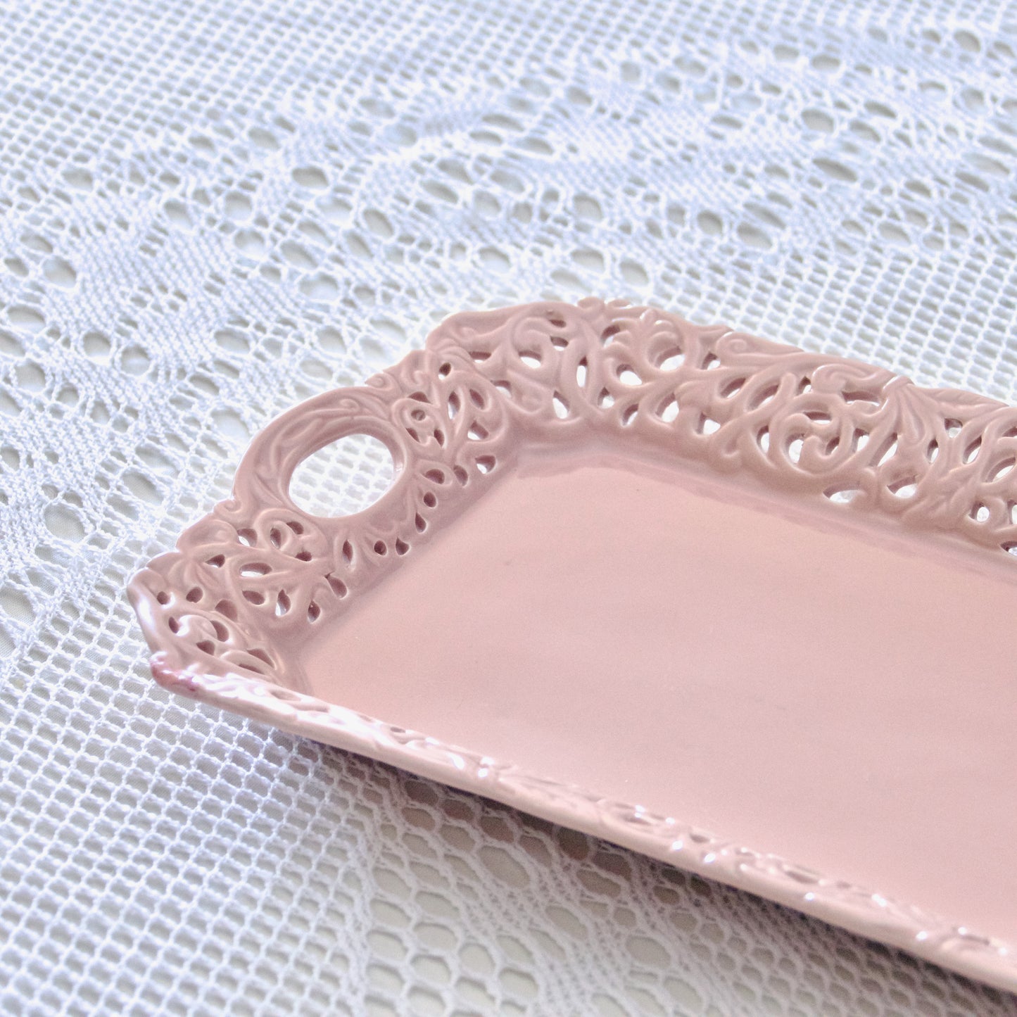 Grand plat à cake en faïence ajourée dentelle rose