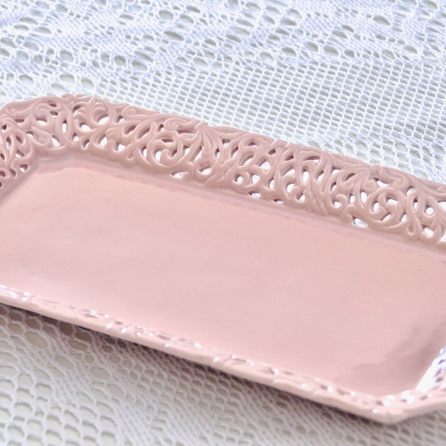 Grand plat à cake en faïence ajourée dentelle rose