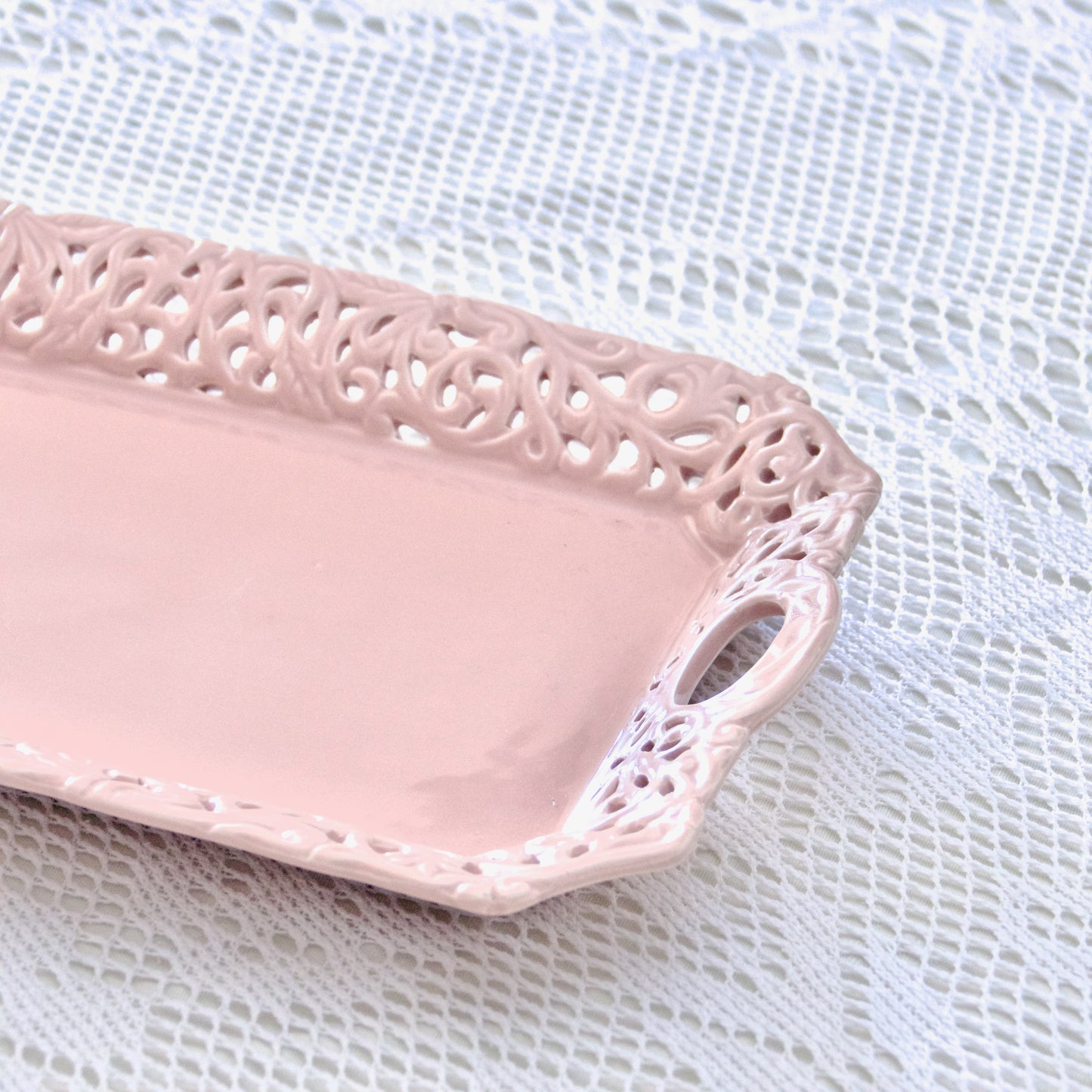 Grand plat à cake en faïence ajourée dentelle rose