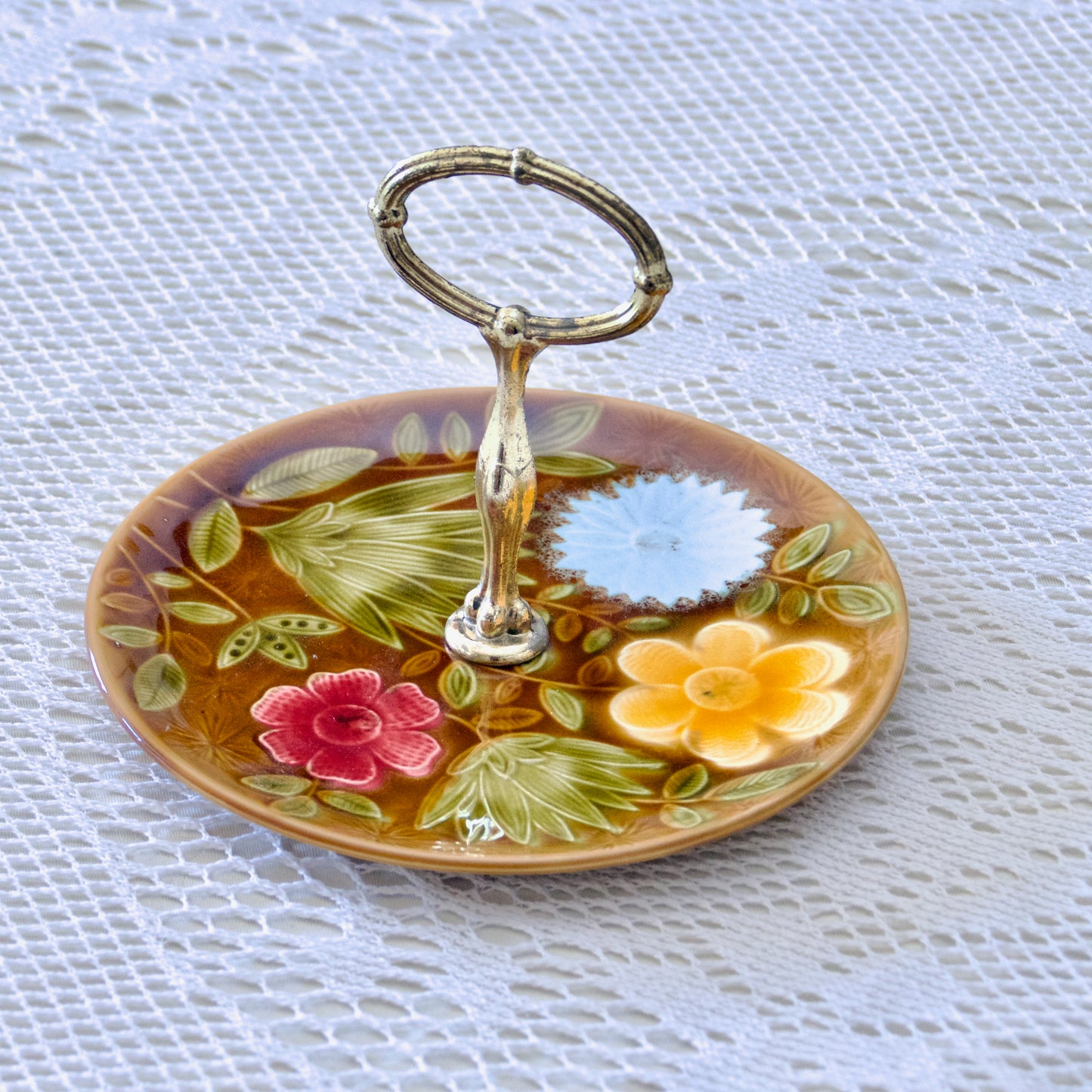 Plateau à fromage en barbotine de Sarreguemines, décor floral