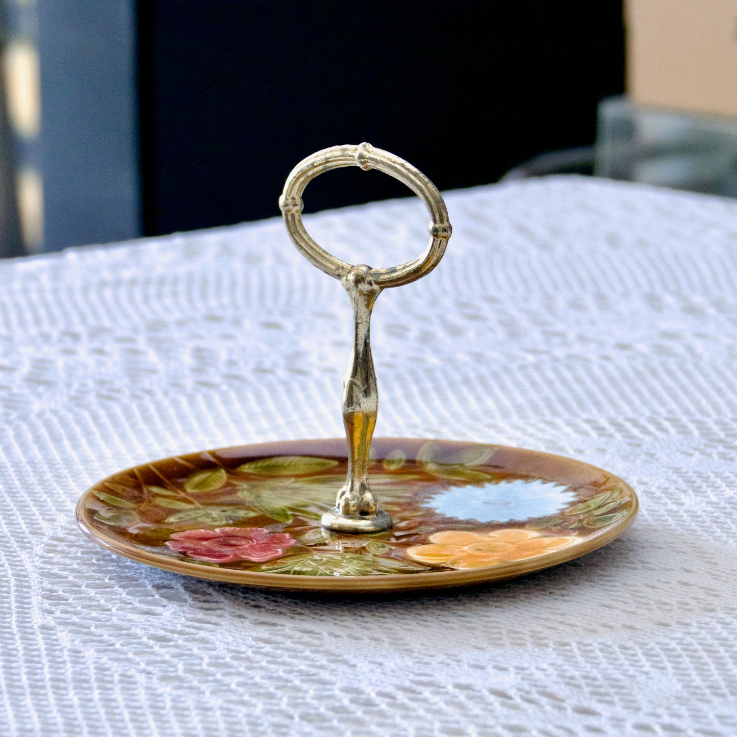 Plateau à fromage en barbotine de Sarreguemines, décor floral