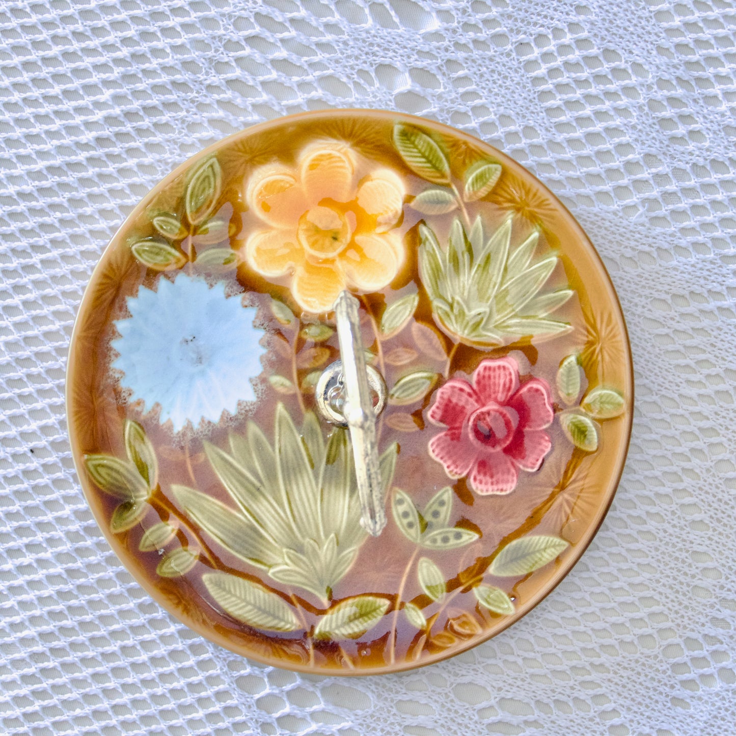 Plateau à fromage en barbotine de Sarreguemines, décor floral