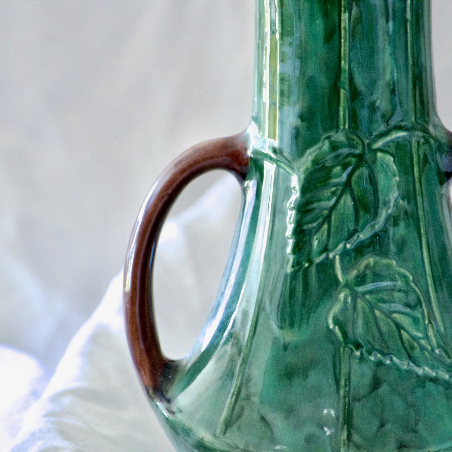 Vase Art Nouveau fin XIXe en barbotine fleurs de Pensées