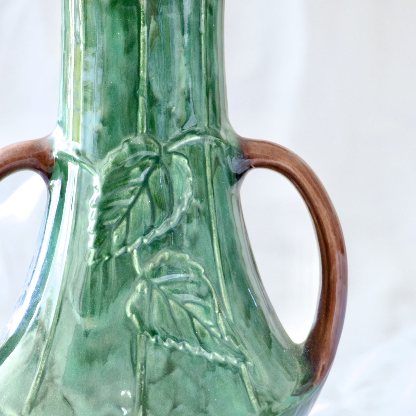 Vase Art Nouveau fin XIXe en barbotine fleurs de Pensées