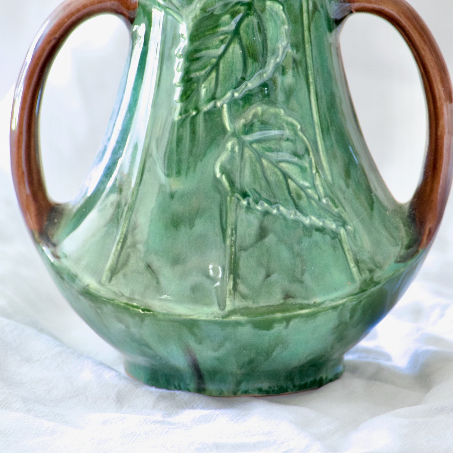 Vase Art Nouveau fin XIXe en barbotine fleurs de Pensées