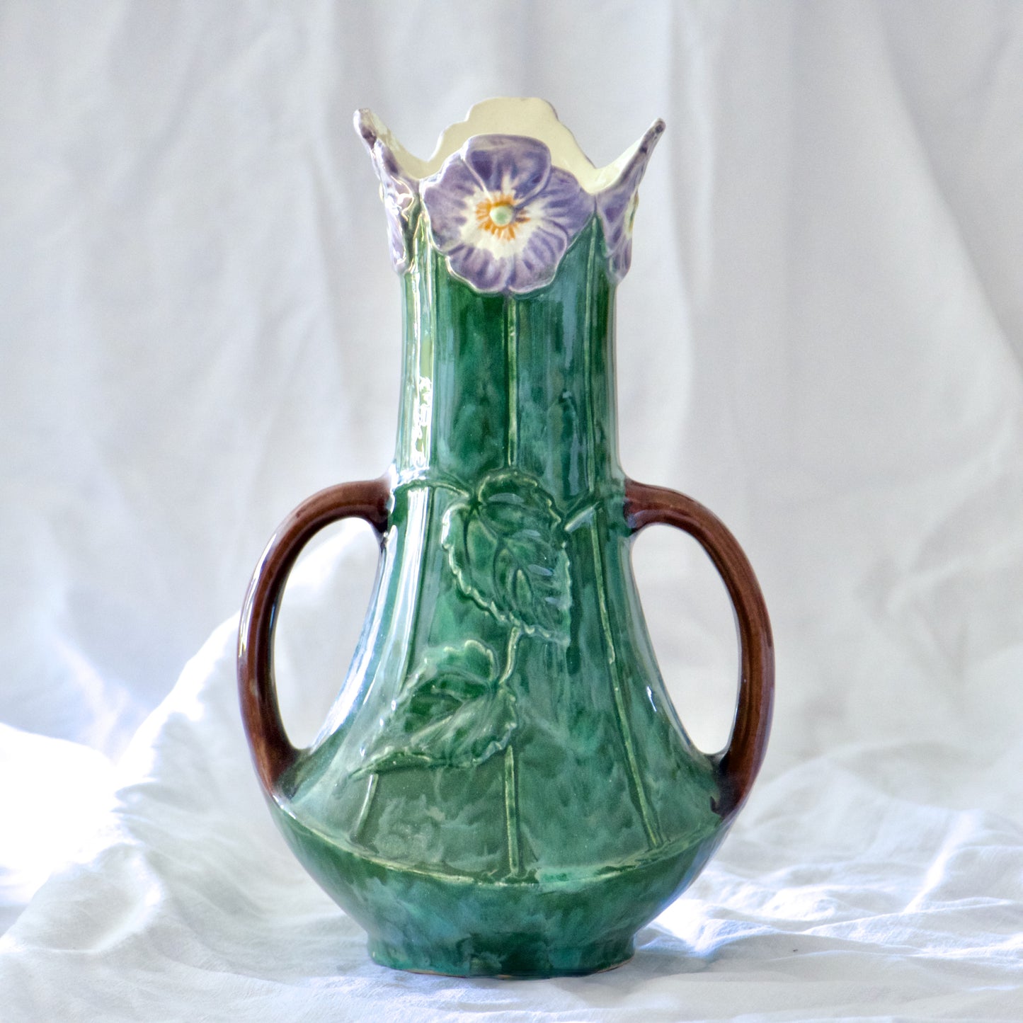 Vase Art Nouveau fin XIXe en barbotine fleurs de Pensées