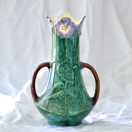Vase Art Nouveau fin XIXe en barbotine fleurs de Pensées