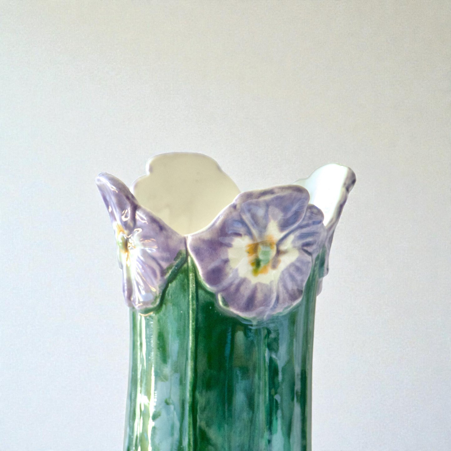Vase Art Nouveau fin XIXe en barbotine fleurs de Pensées