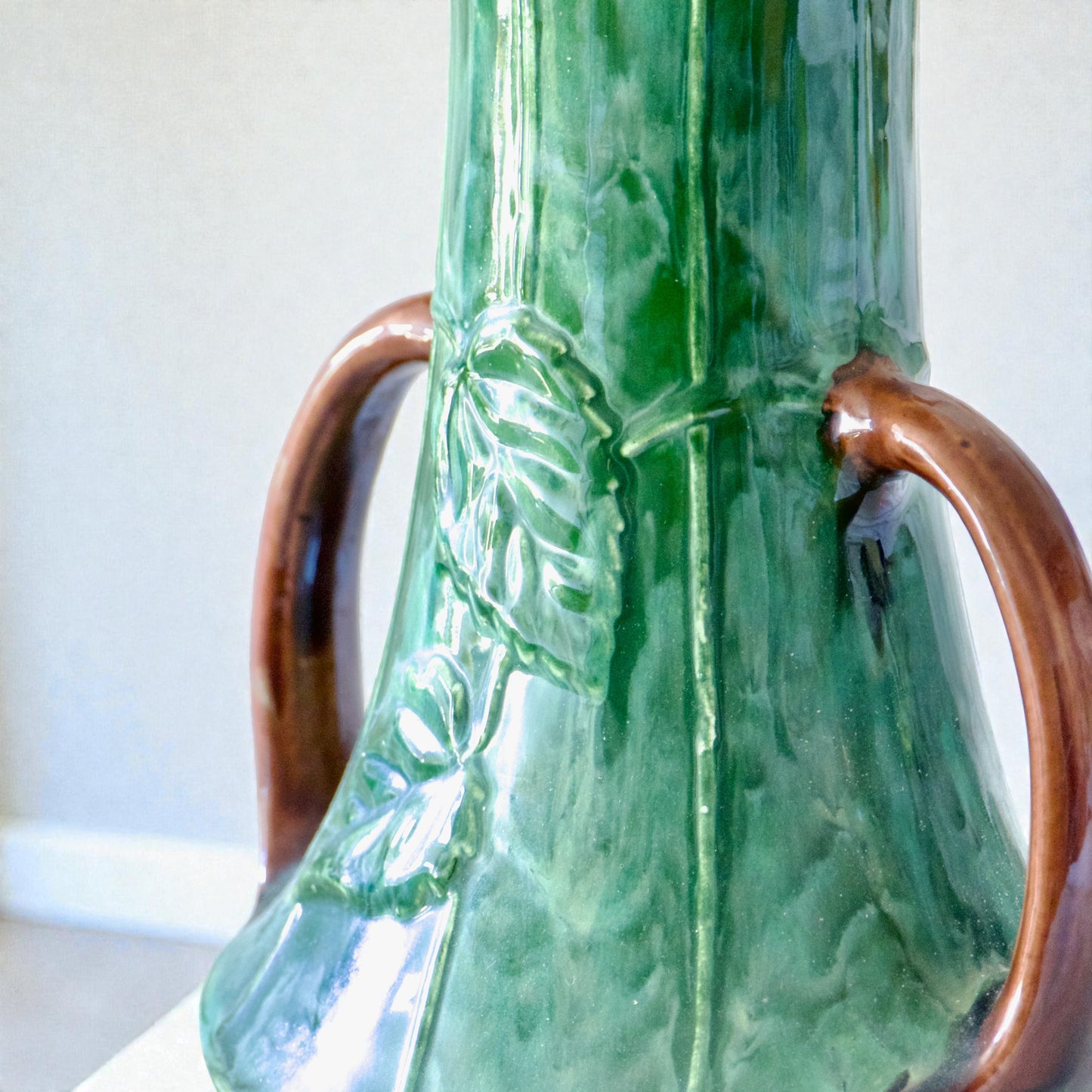 Vase Art Nouveau fin XIXe en barbotine fleurs de Pensées