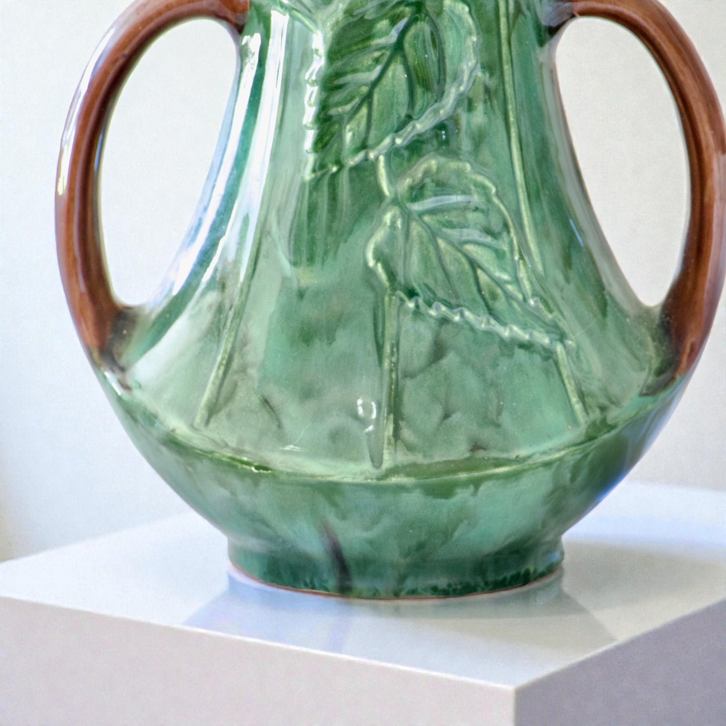 Vase Art Nouveau fin XIXe en barbotine fleurs de Pensées