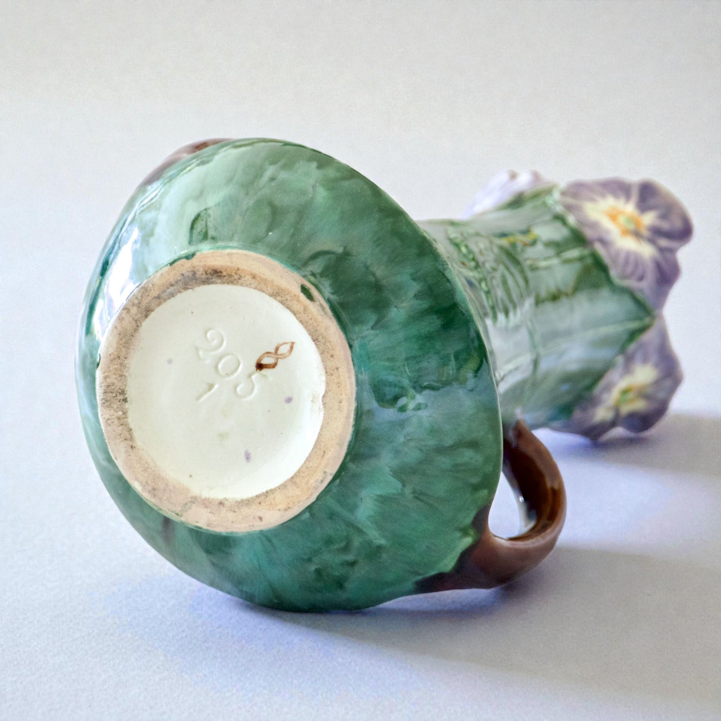 Vase Art Nouveau fin XIXe en barbotine fleurs de Pensées