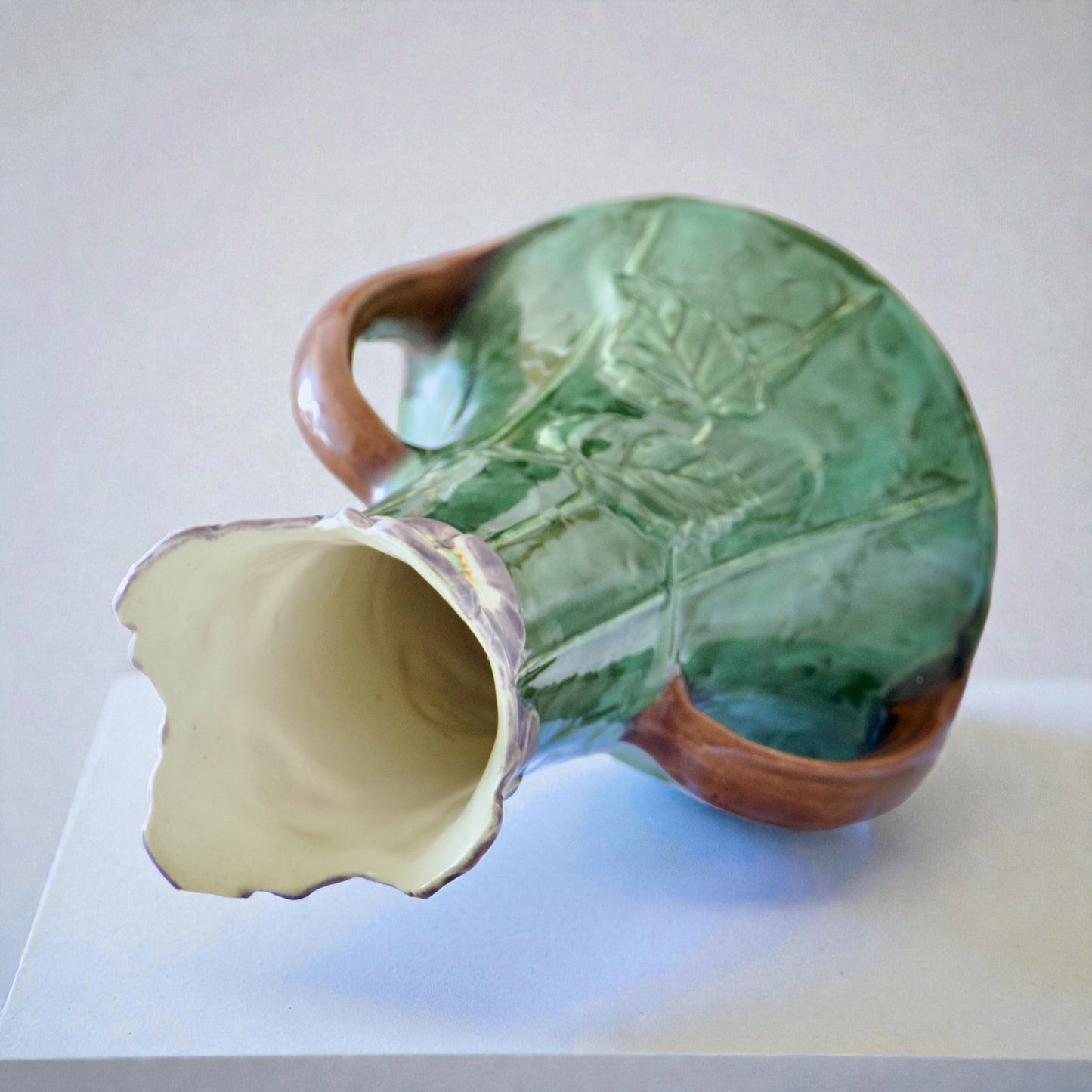 Vase Art Nouveau fin XIXe en barbotine fleurs de Pensées