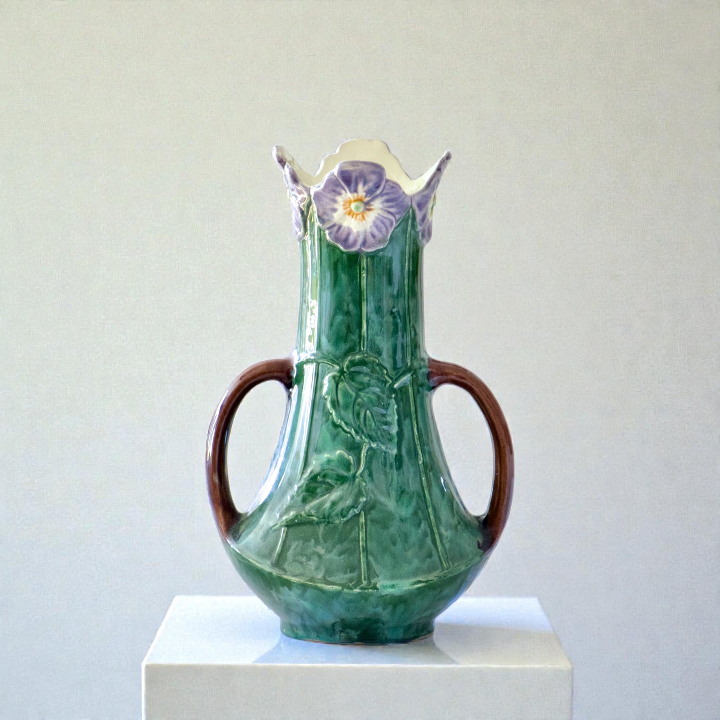 Vase Art Nouveau fin XIXe en barbotine fleurs de Pensées