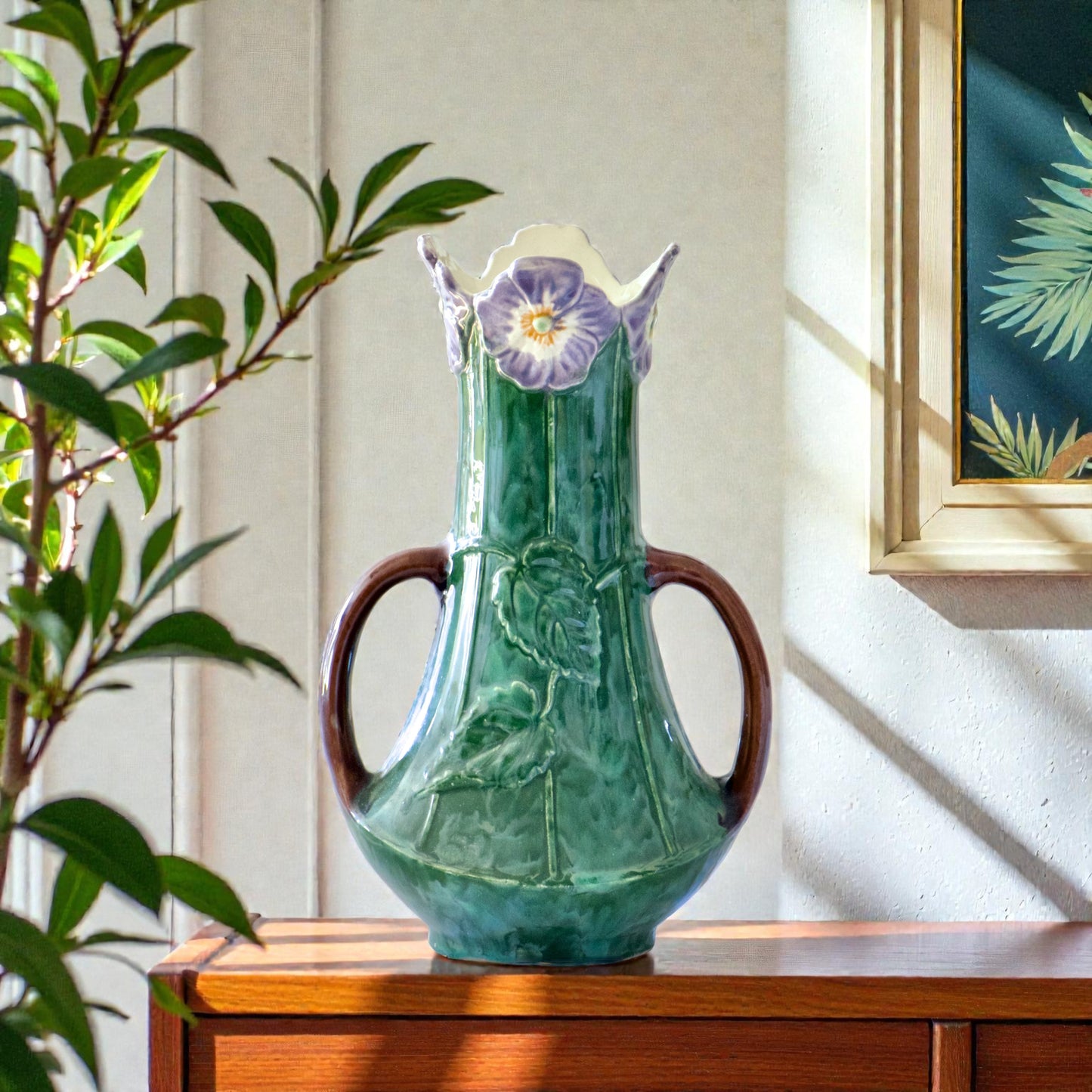 Vase Art Nouveau fin XIXe en barbotine fleurs de Pensées
