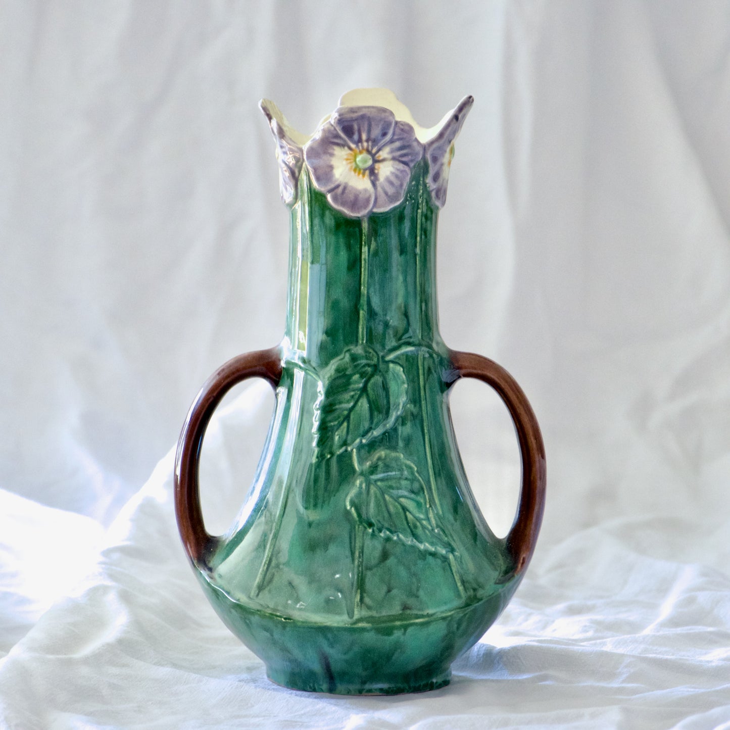 Vase Art Nouveau fin XIXe en barbotine fleurs de Pensées
