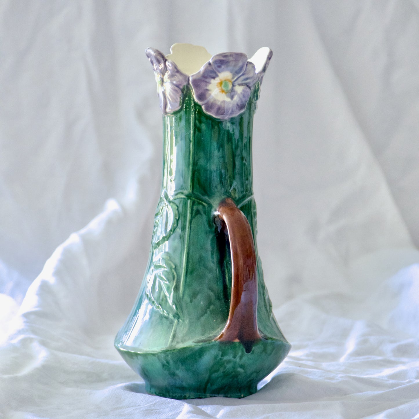 Vase Art Nouveau fin XIXe en barbotine fleurs de Pensées