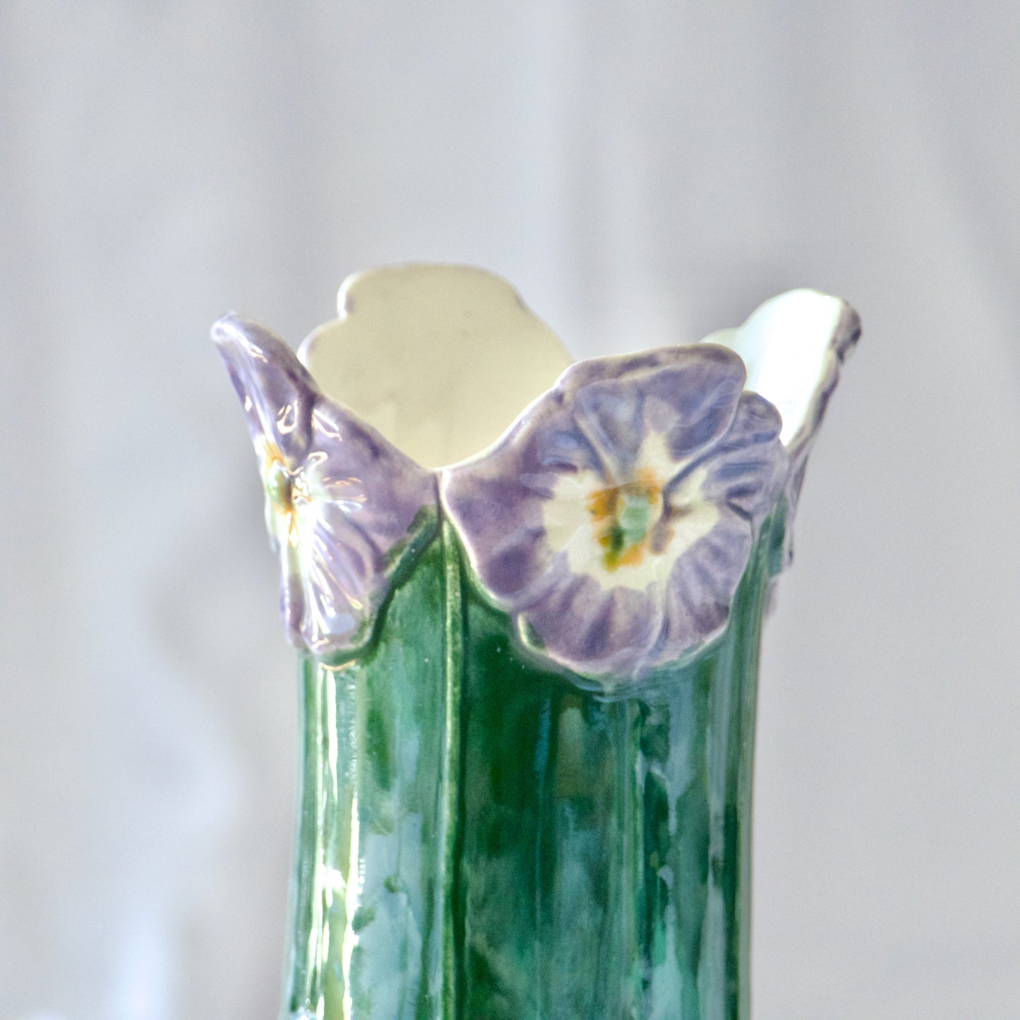 Vase Art Nouveau fin XIXe en barbotine fleurs de Pensées