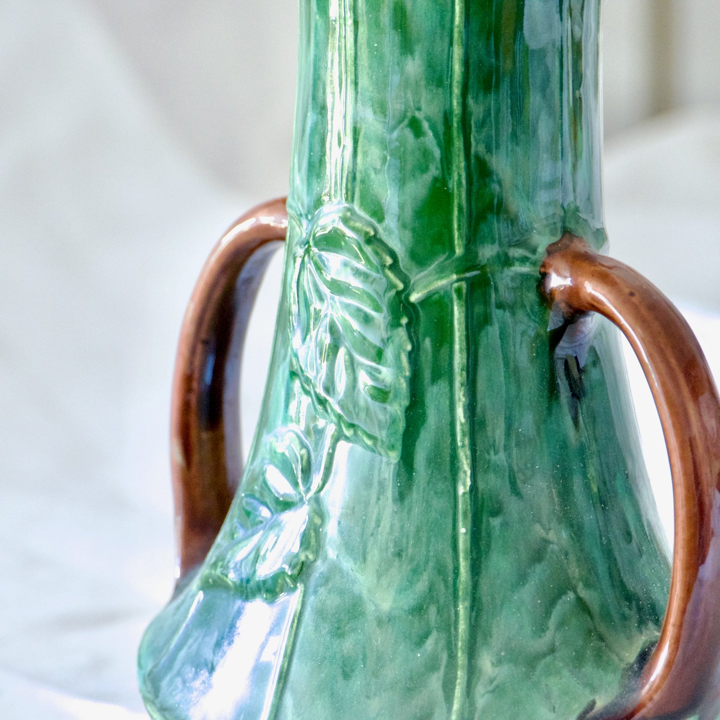 Vase Art Nouveau fin XIXe en barbotine fleurs de Pensées