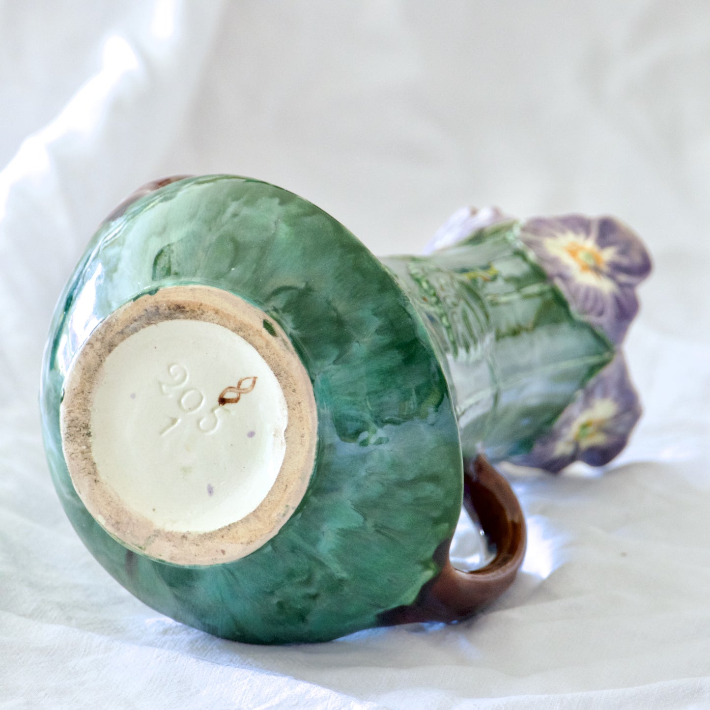 Vase Art Nouveau fin XIXe en barbotine fleurs de Pensées