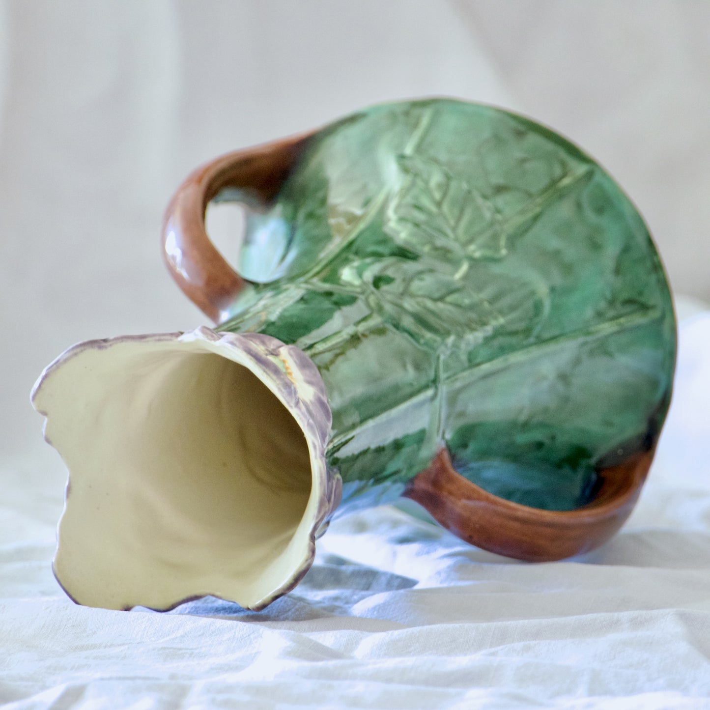 Vase Art Nouveau fin XIXe en barbotine fleurs de Pensées