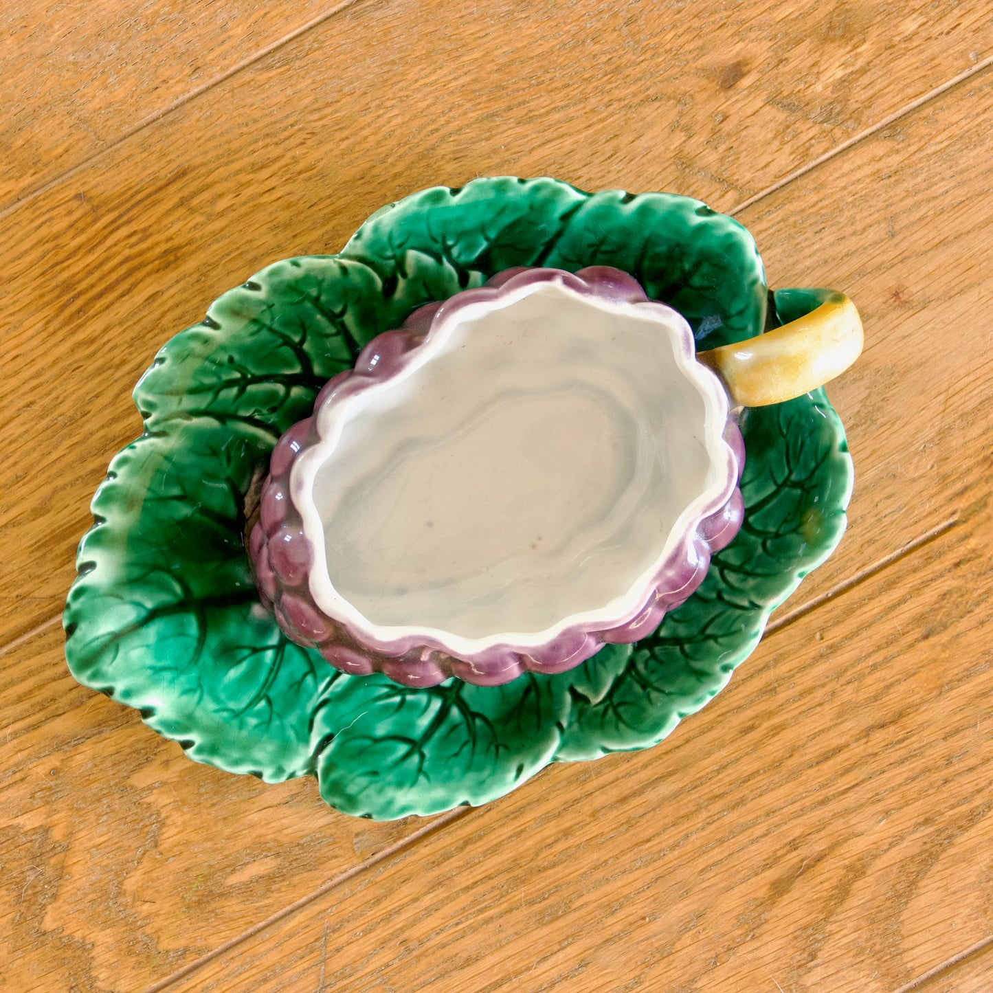 Saucière sur plateau ancienne en barbotine raisin de Sarreguemines