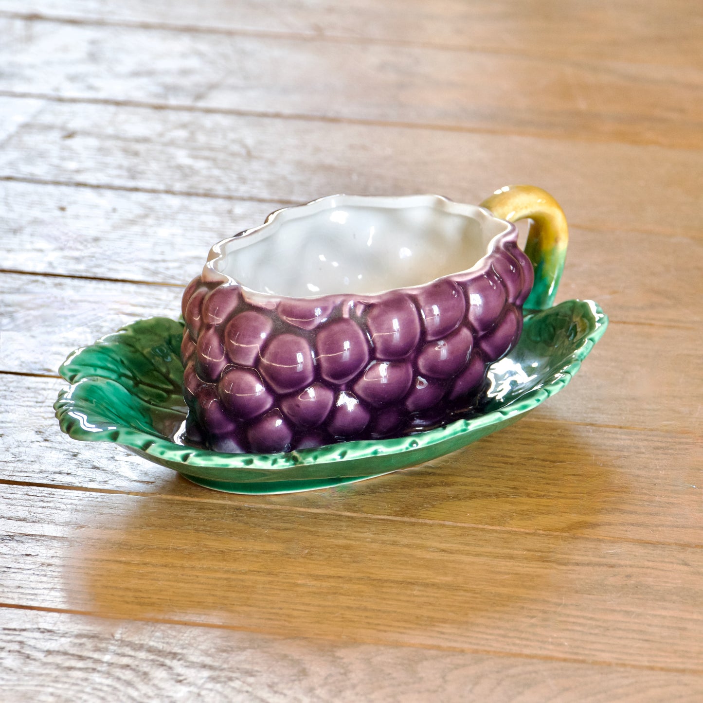 Saucière sur plateau ancienne en barbotine raisin de Sarreguemines