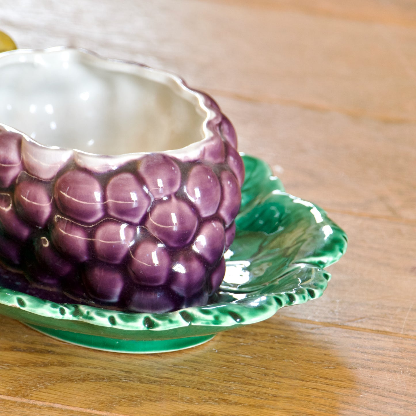 Saucière sur plateau ancienne en barbotine raisin de Sarreguemines