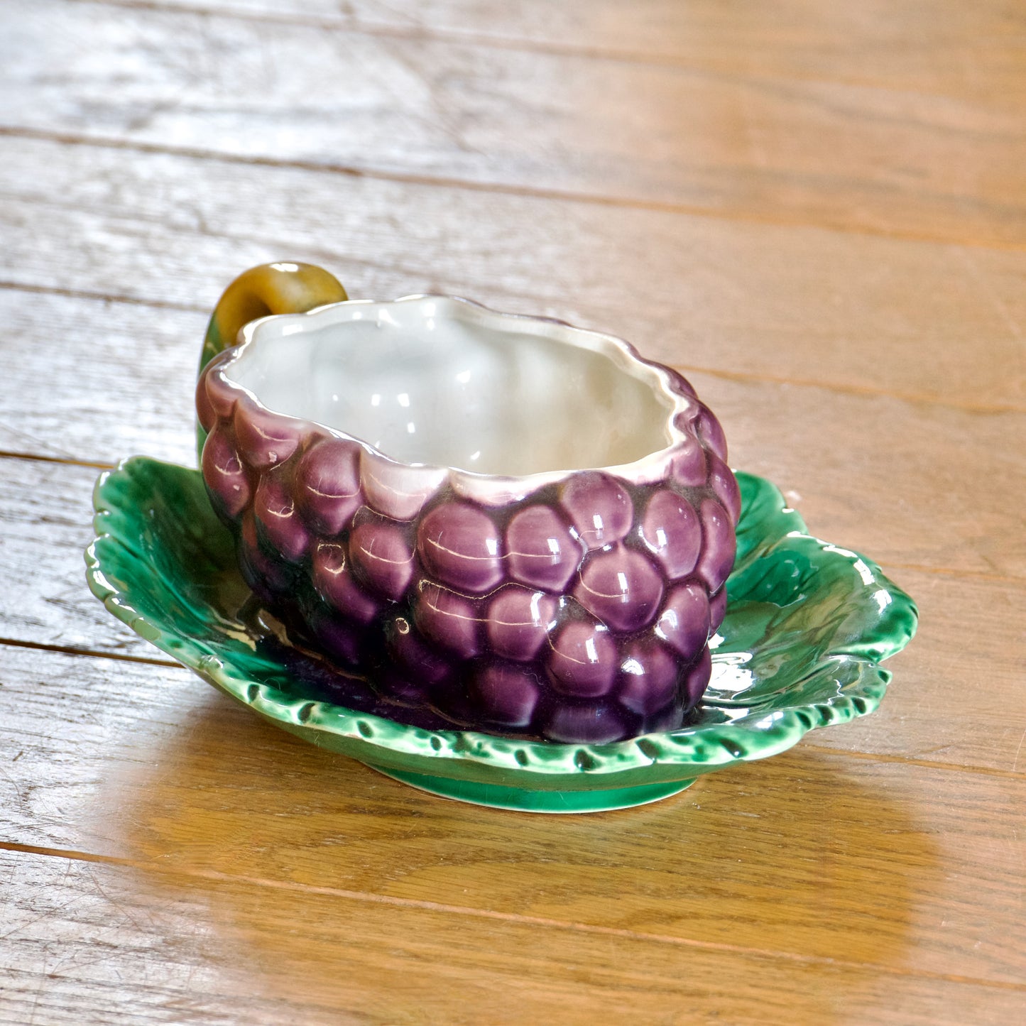 Saucière sur plateau ancienne en barbotine raisin de Sarreguemines