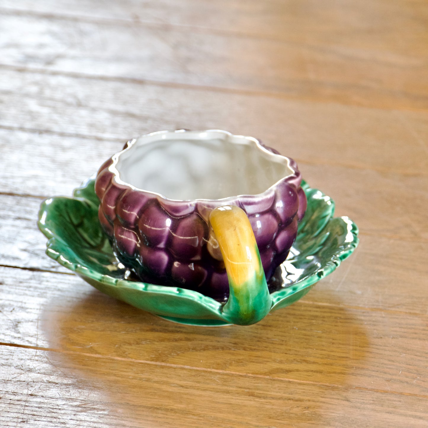 Saucière sur plateau ancienne en barbotine raisin de Sarreguemines