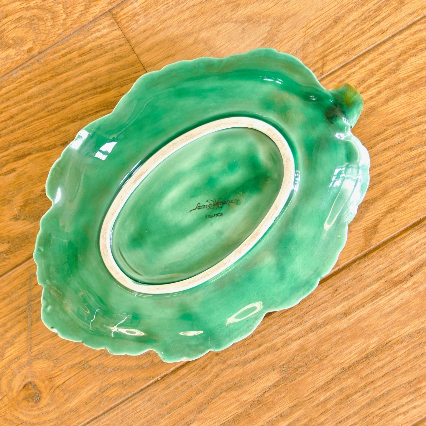 Saucière sur plateau ancienne en barbotine raisin de Sarreguemines