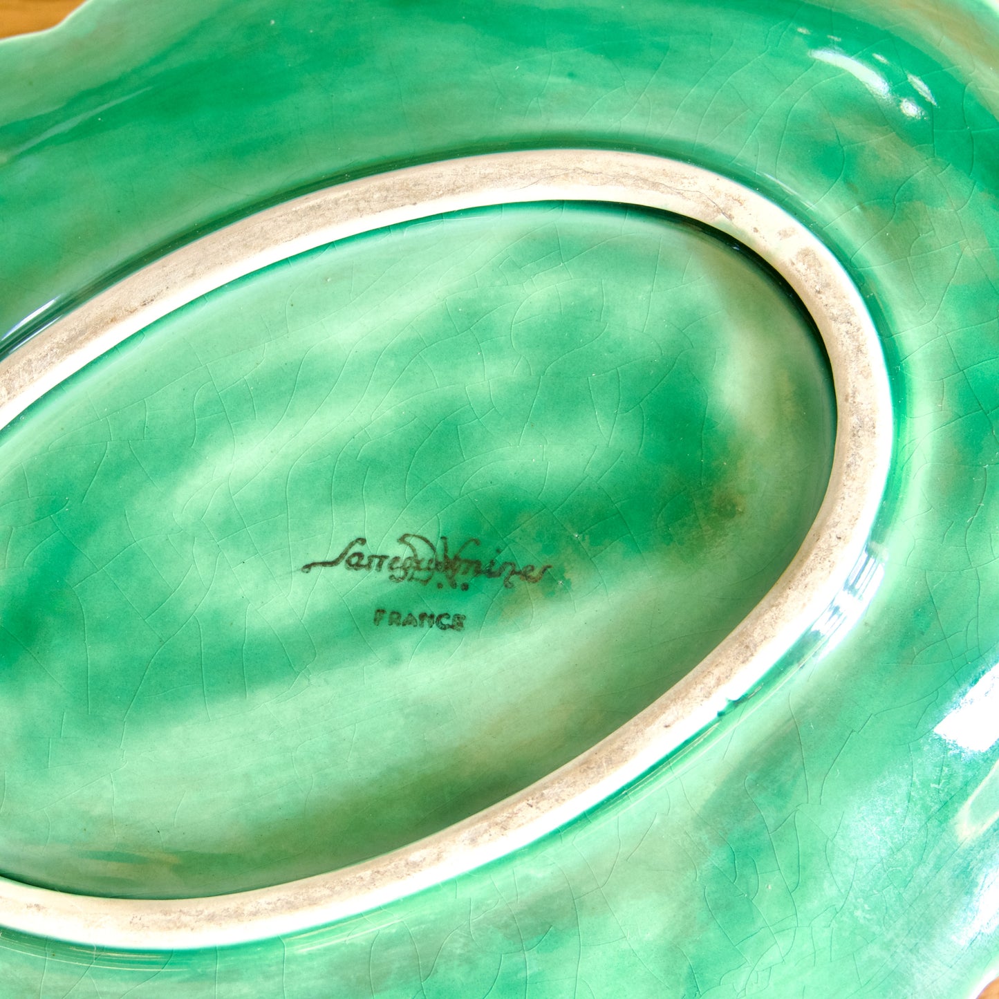 Saucière sur plateau ancienne en barbotine raisin de Sarreguemines