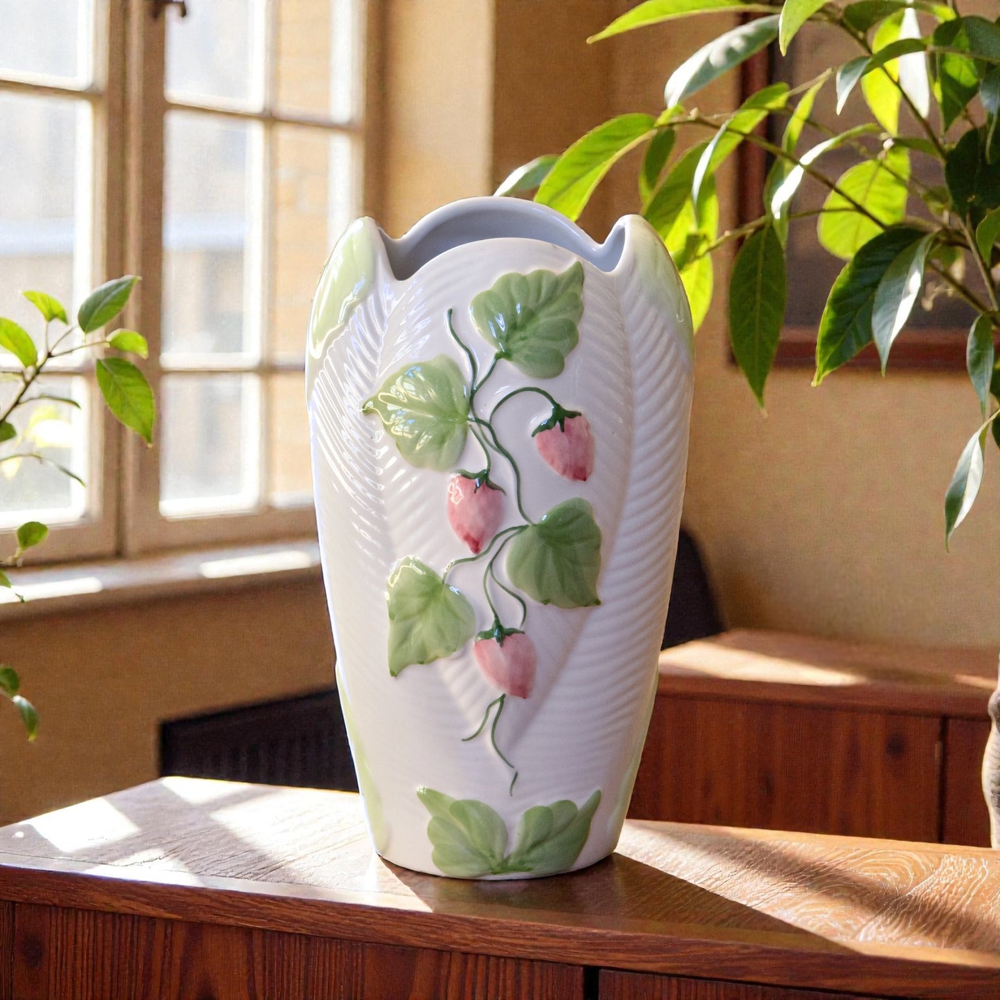 Vase en faïence décor petites fraises en relief