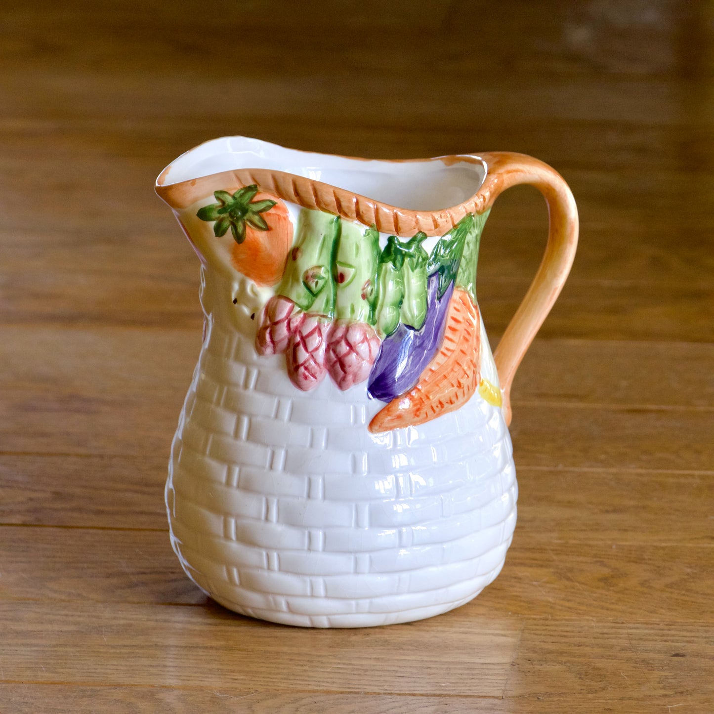 Carafe en barbotine relief panier de légumes