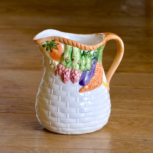 Carafe en barbotine relief panier de légumes