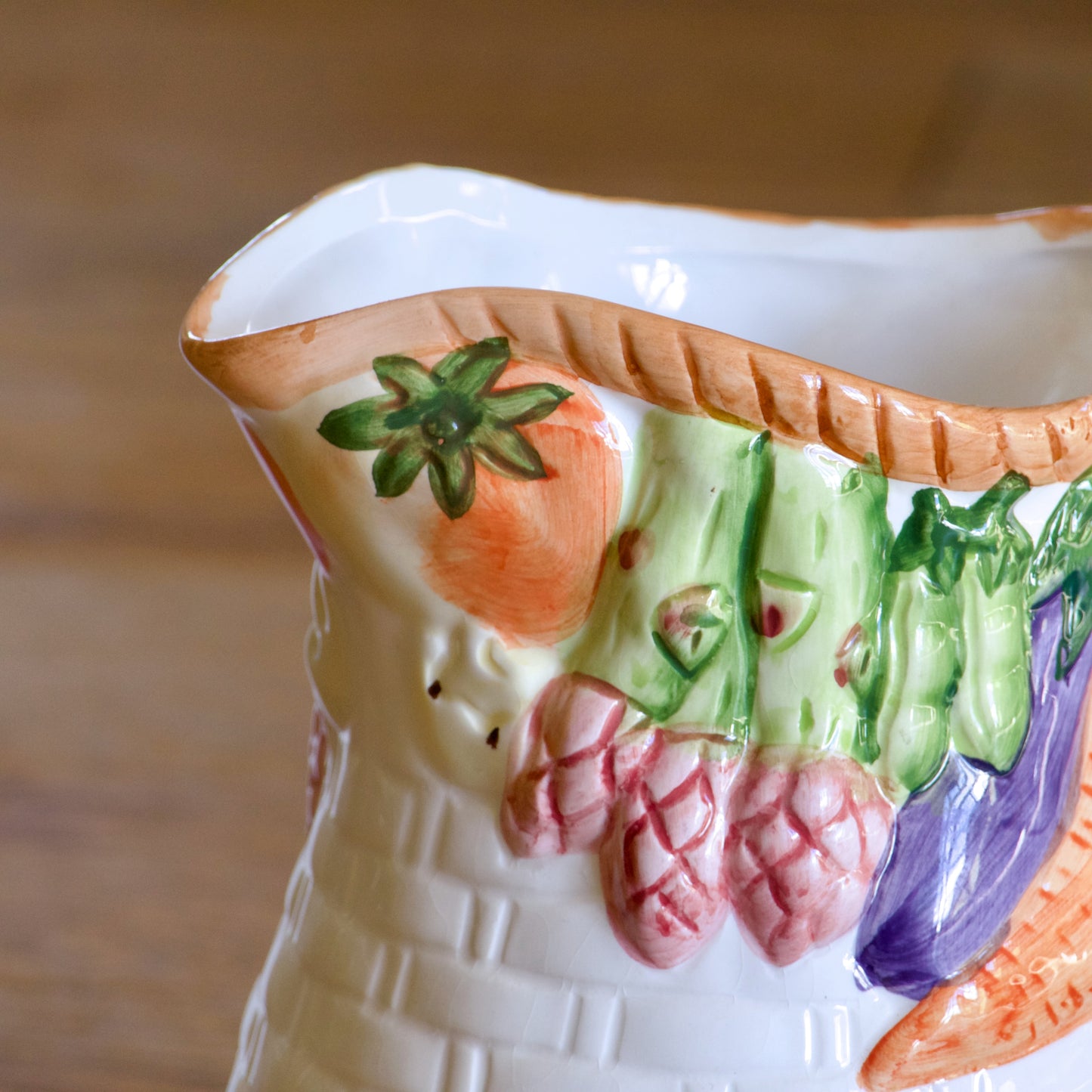 Carafe en barbotine relief panier de légumes