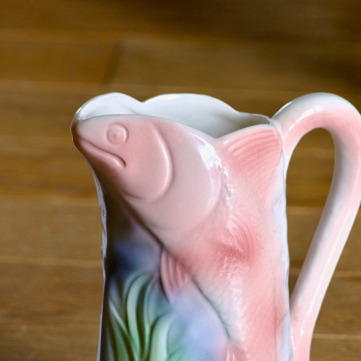 Carafe en barbotine poisson, fond marin