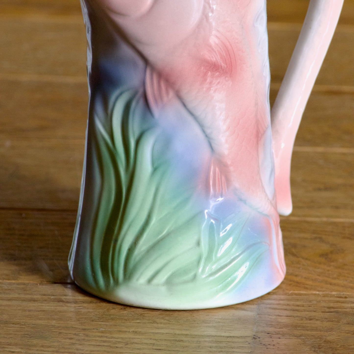 Carafe en barbotine poisson, fond marin