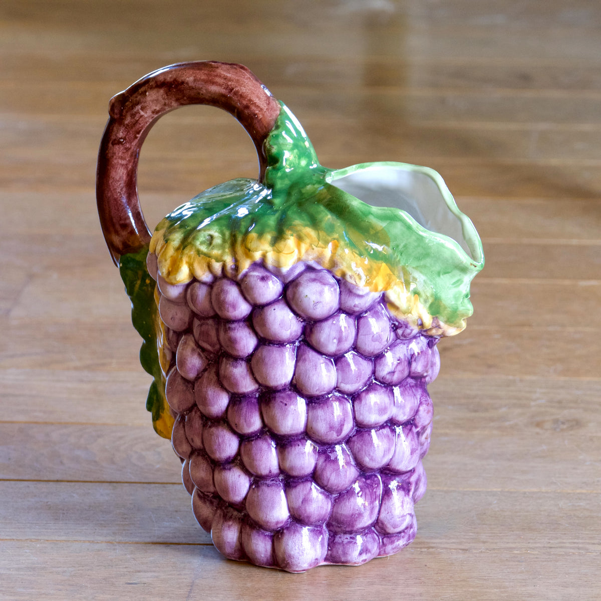 Grande carafe signée Bassano en barbotine raisin