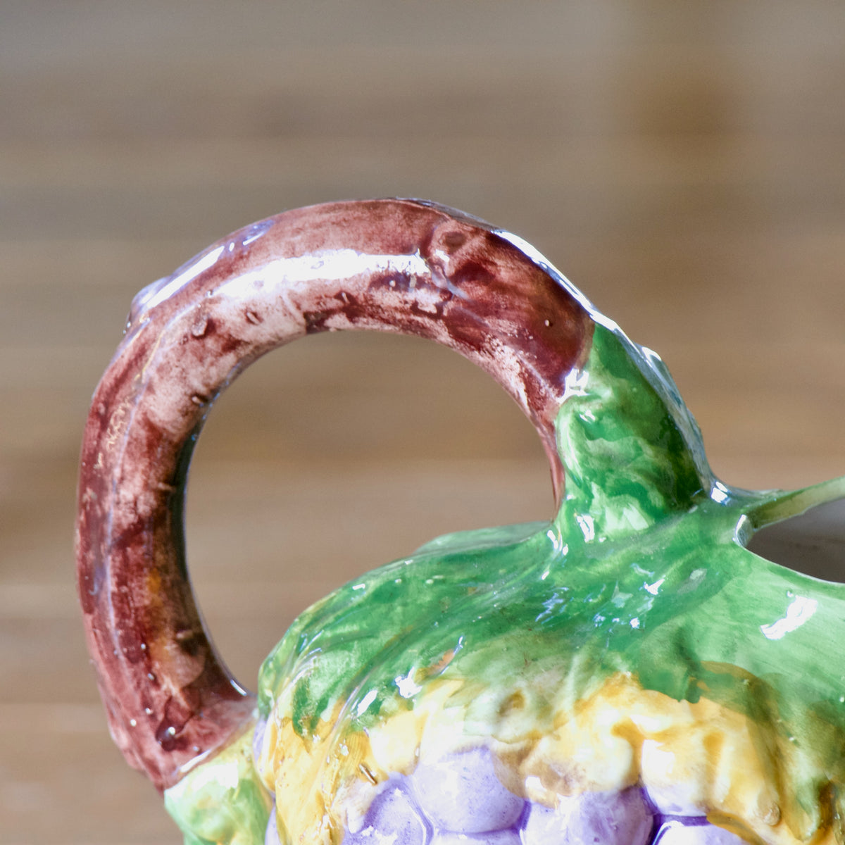 Grande carafe signée Bassano en barbotine raisin