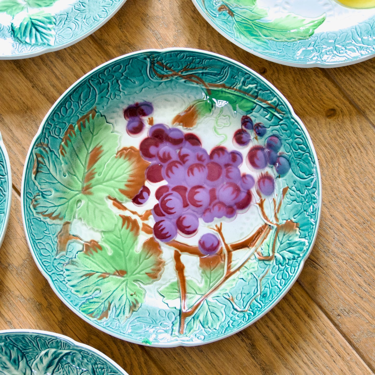 Assiettes de 1922 KG Lunéville & Badonviller en barbotine fruits