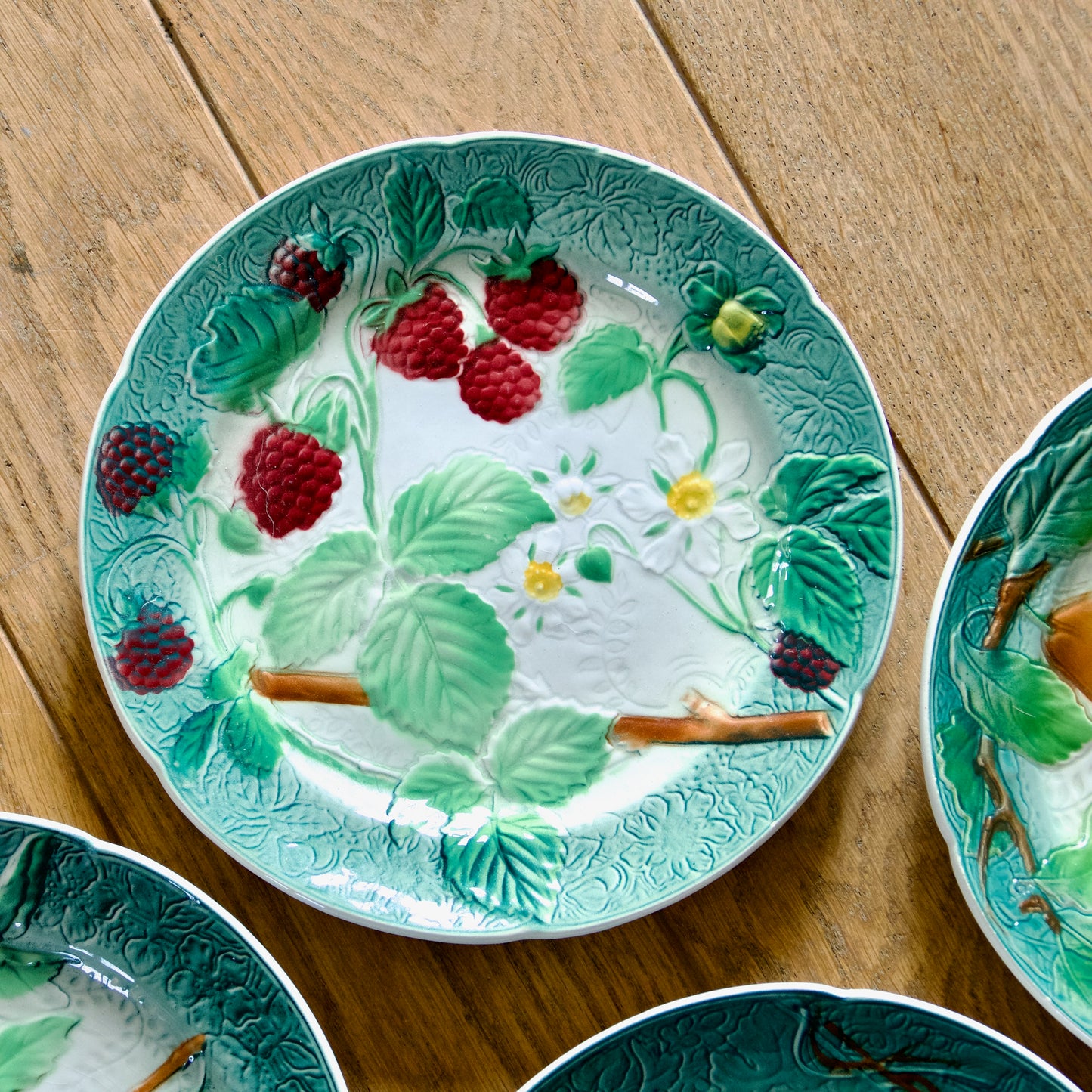 Assiettes de 1922 KG Lunéville & Badonviller en barbotine fruits