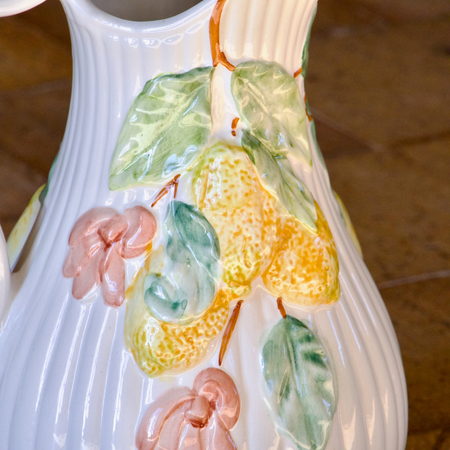 Très grand broc / vase vintage en barbotine citron What's