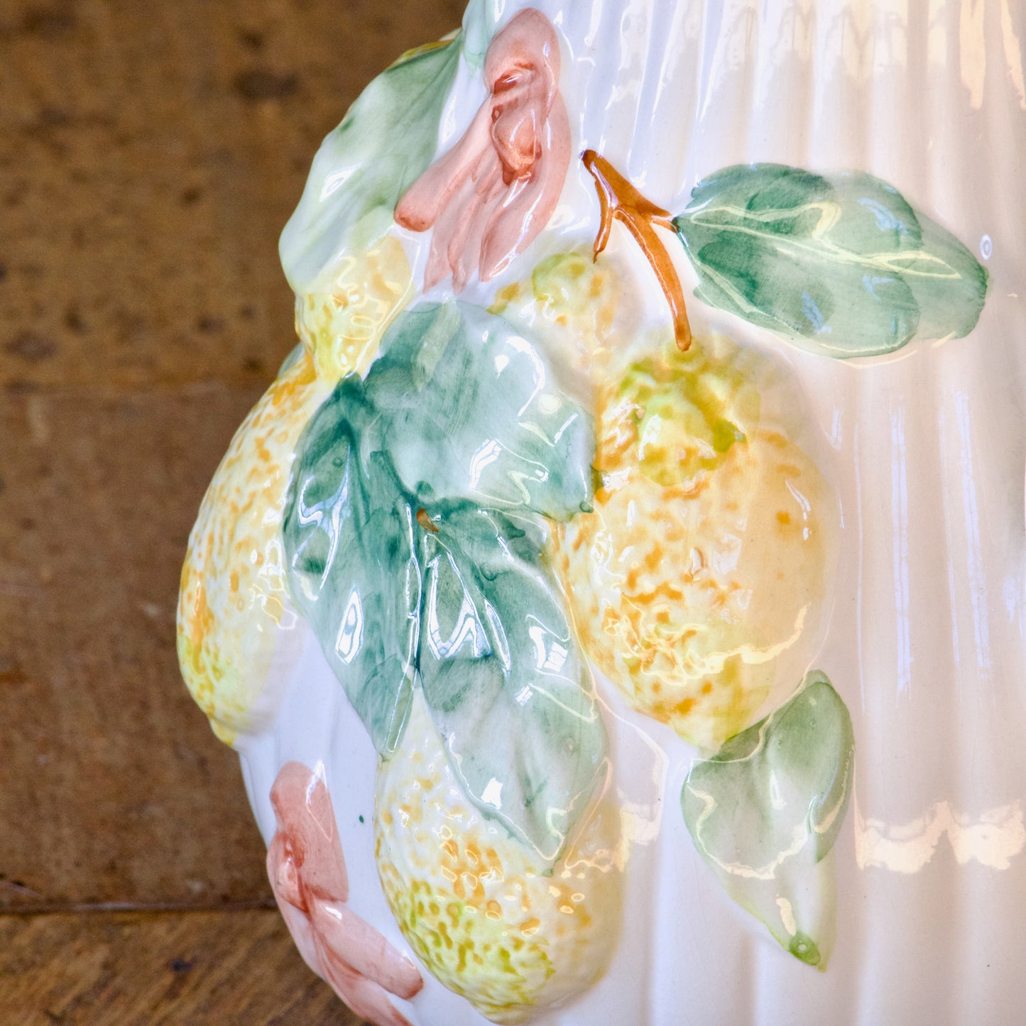 Très grand broc / vase vintage en barbotine citron What's